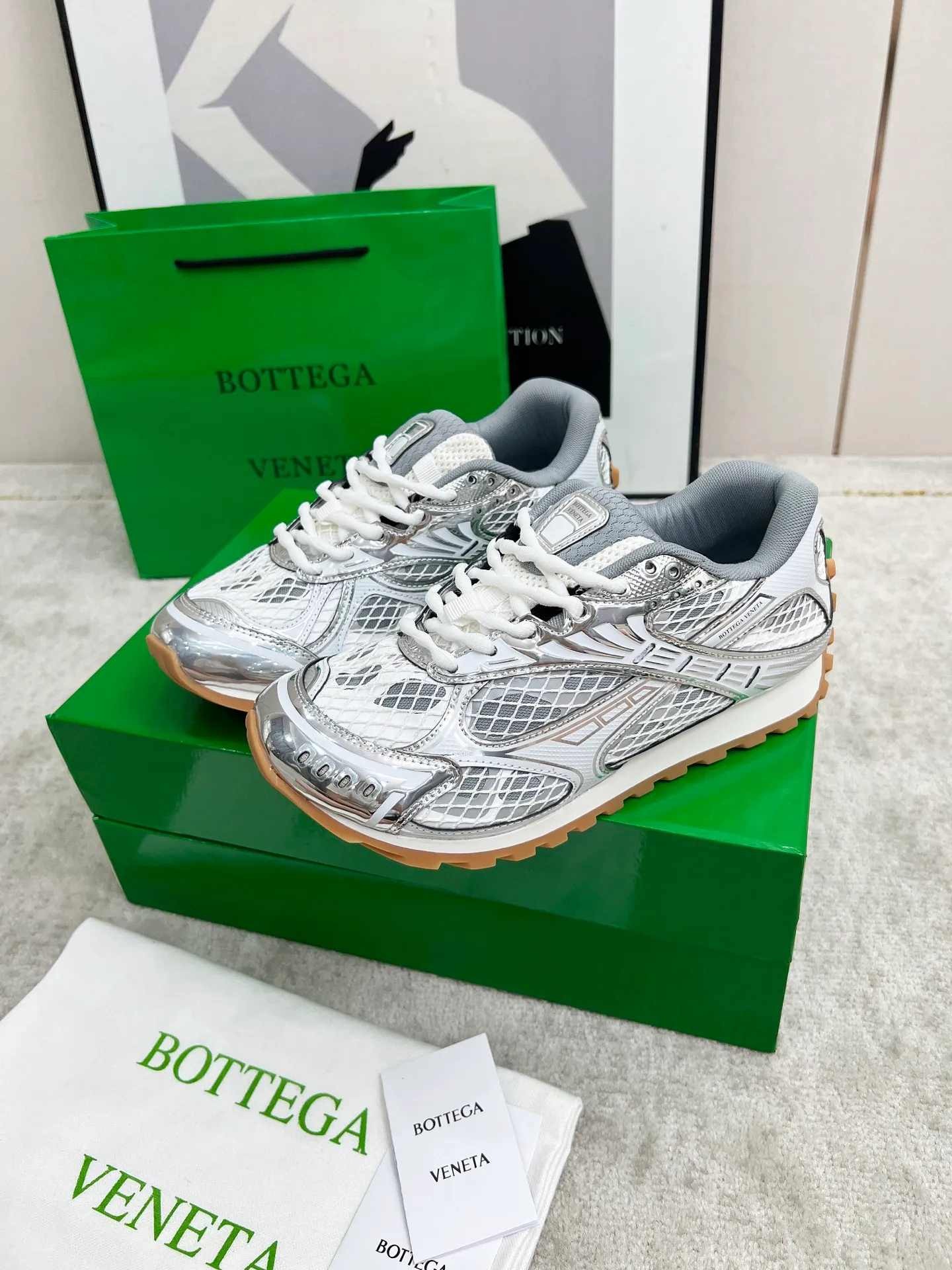 P540. Top version (couples model) Bottega Veneta Bottega Veneta 23ss autumn and winter show BV Orbit sneakers Wang Yibo's same style couples casual shoes dad shoes! Runner sneakers! Original purchase and development!  Made of original lightweight technical mesh fabric, the same as the original version! The process is complicated!  Paired with a rubber outsole designed with a geometric pattern, the high version of the Wang Zha series is actually much taller, but the legs still look slim. Very nice. Durable and playable, standard and version-matching shoe package technology, look for high-end versions. The original outsole is exclusively molded, and the color-blocked TPU outsole is used. The material and weight are the same as the original!  Size: #Female 35-41 (40 and 41 customized sizes are non-refundable) Male 39-45 (45 size customized are non-returnable and exchangeable)